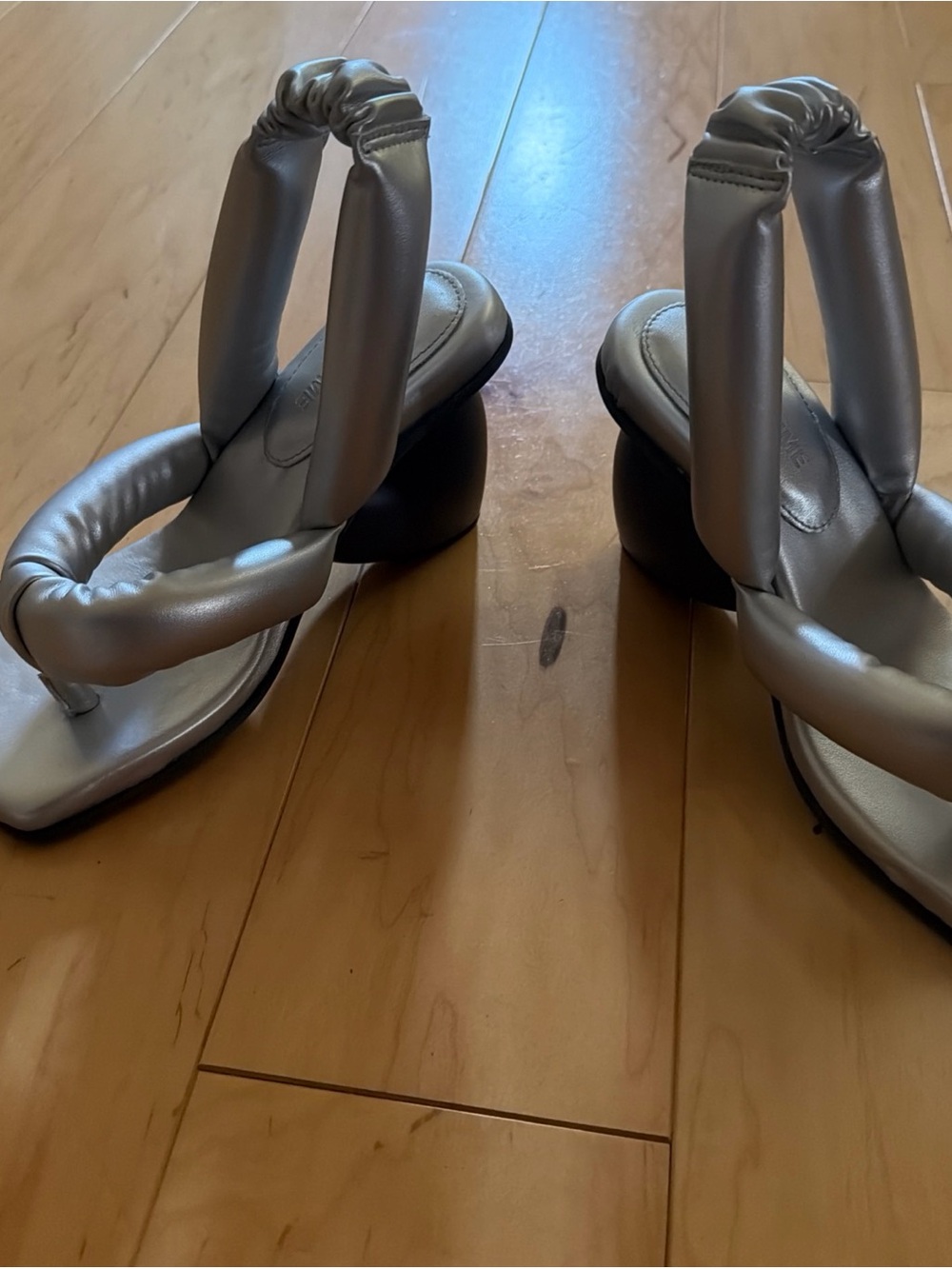 Yume Yume Metallic Silver Padded Toe-Post Sandals - Picture 3 of 7